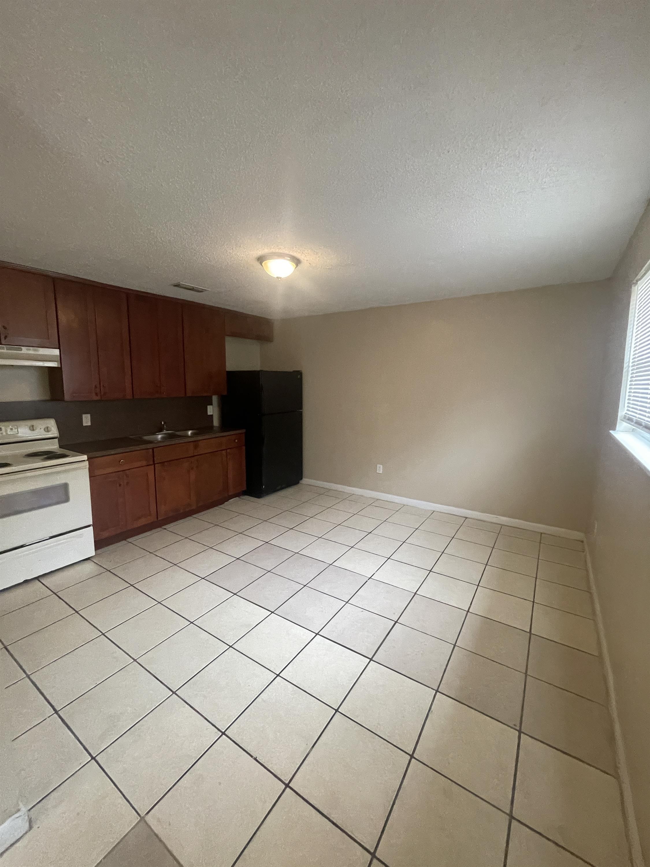 4237 Moncrief Rd W - 1