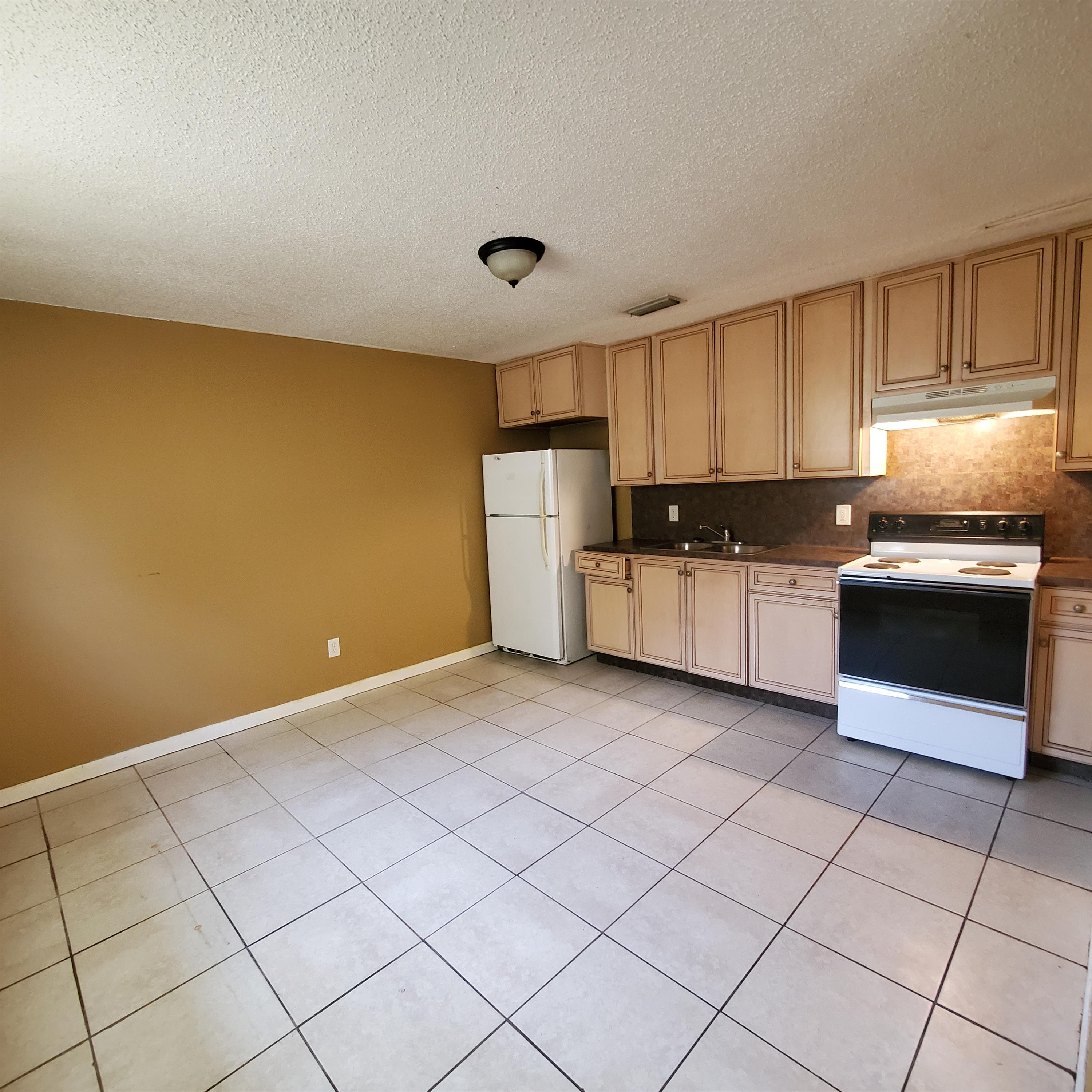 4237 Moncrief Rd W - 4